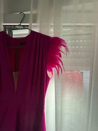 Vestido largo fucsia con plumas