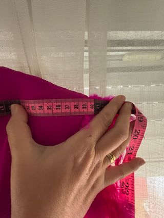 Vestido largo fucsia con plumas