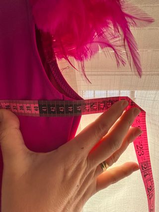 Vestido largo fucsia con plumas