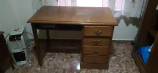 Escritorio de madera con cajones