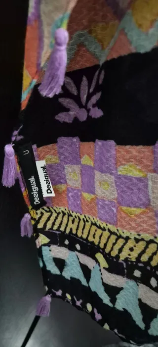 Foulard Desigual étnico con borlas