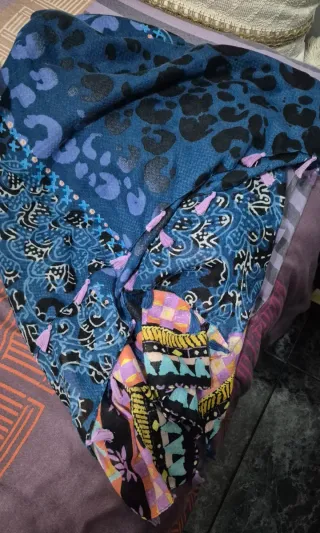 Foulard Desigual étnico con borlas