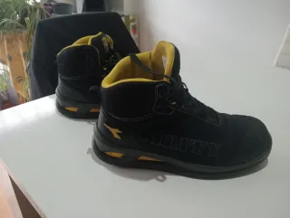 Botas de seguridad Diadora negras y amarillas