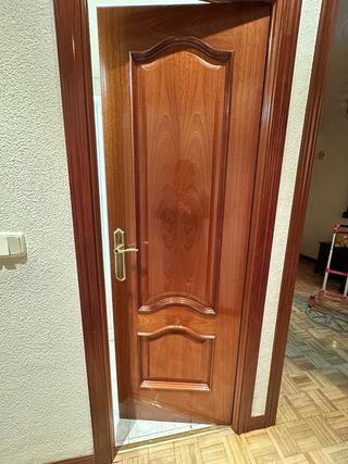 Puerta madera maciza