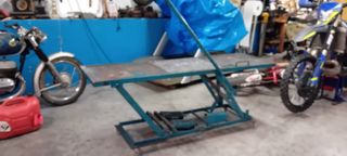 Banco elevador manual para motos