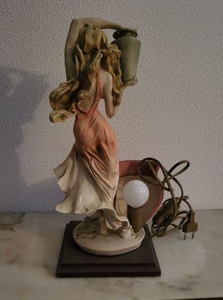 Lampada da tavolo in porcellana e legno