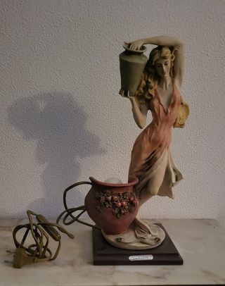 Lampada da tavolo in porcellana e legno