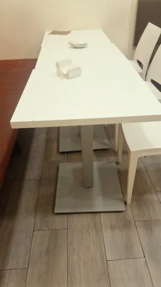 Mesas de cafetería blancas
