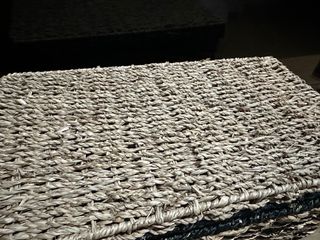 Caja de mimbre beige y negra