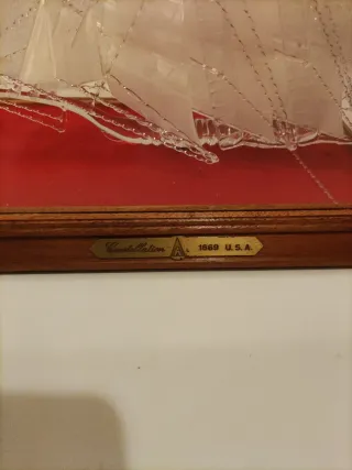 Barco de cristal en vitrina