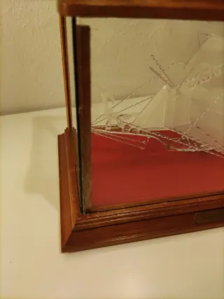 Barco de cristal en vitrina