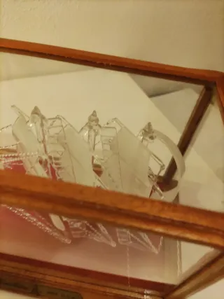 Barco de cristal en vitrina