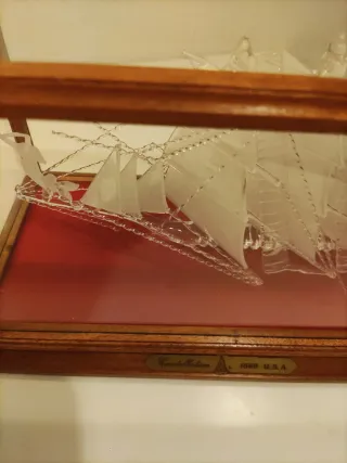 Barco de cristal en vitrina