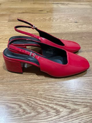 Zapatos de tacón rojos
