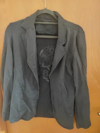 Chaqueta gris con bordado de calavera talla M-L