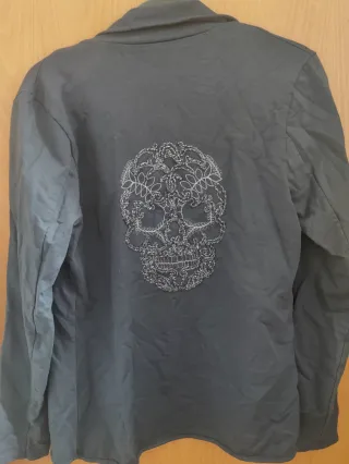 Chaqueta gris con bordado de calavera talla M-L