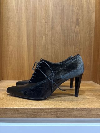 Botines de tacón negros con cordones