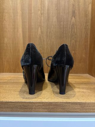 Botines de tacón negros con cordones