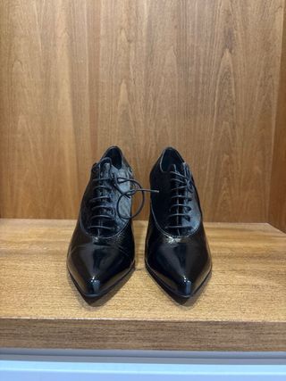 Botines de tacón negros con cordones