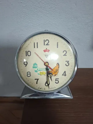 Sveglia antica con gallina e pulcini