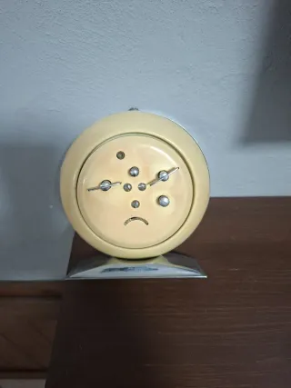 Sveglia antica con gallina e pulcini