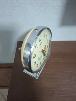 Sveglia antica con gallina e pulcini