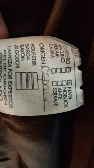 Chaqueta de piel marrón con cuello de pelo