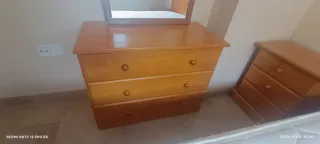 Dormitorio madera: Cama, 2 mesitas,cómoda y espejo