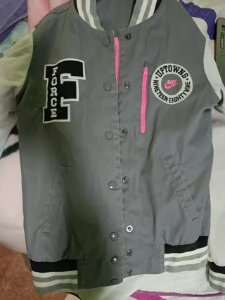 Chaqueta Bomber Nike Gris y Blanca