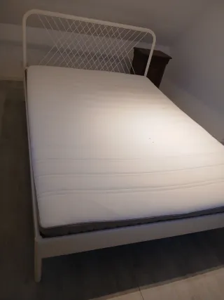 Cama Casal com Colchão Branco e Metal