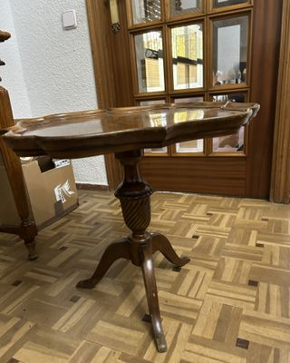 Mesa de vino antigua de madera