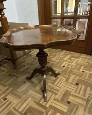 Mesa de vino antigua de madera