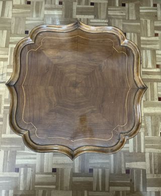 Mesa de vino antigua de madera