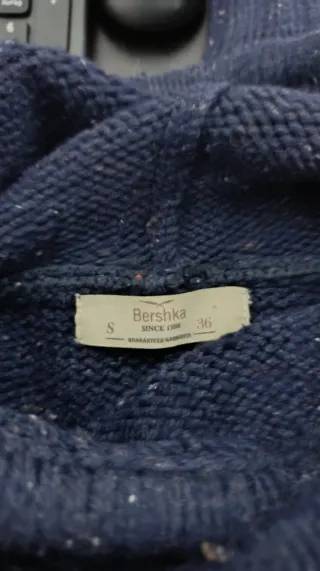 Jersey chico azul con toques blancos