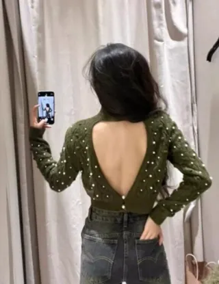 Jersey verde con perlas y espalda descubierta