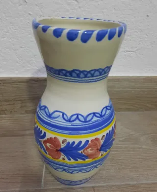 Jarrón y jarra decorativos