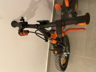 Bicicleta infantil naranja con ruedines (Decathlon