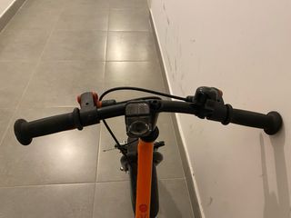 Bicicleta infantil naranja con ruedines (Decathlon