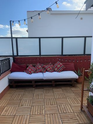 Sofá Palets exterior y cojines multicolor