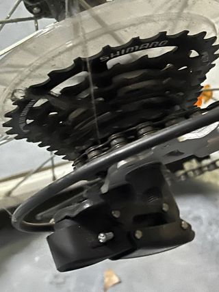 Bicicleta de montaña plateada