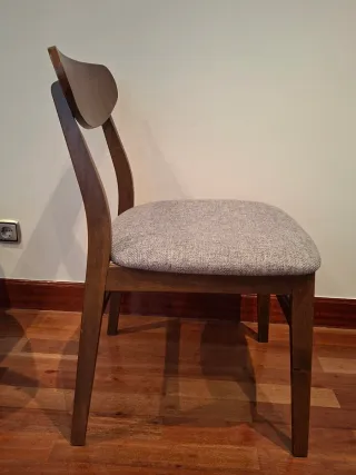 4 Sillas de madera oscura y tapizado gris