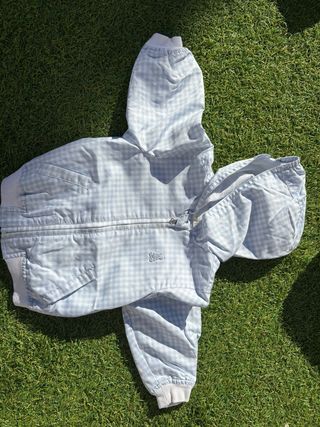 Chaqueta impermeable bebé cuadros azul. Benetton