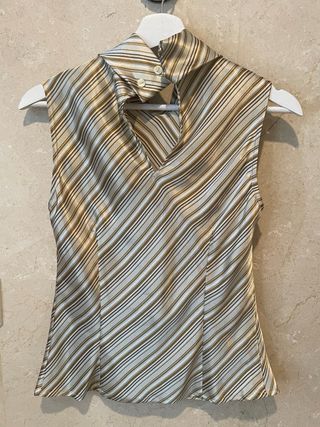 Top sin mangas con cuello drapeado y rayas