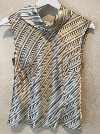 Top sin mangas con cuello drapeado y rayas