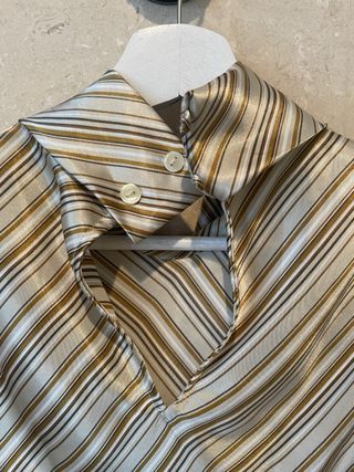 Top sin mangas con cuello drapeado y rayas