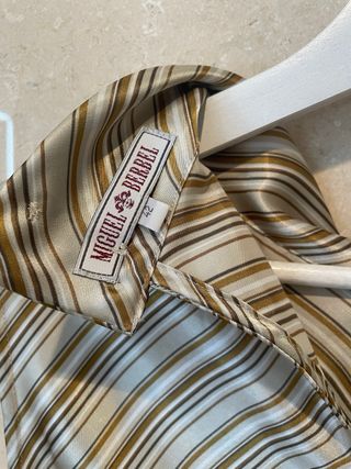 Top sin mangas con cuello drapeado y rayas