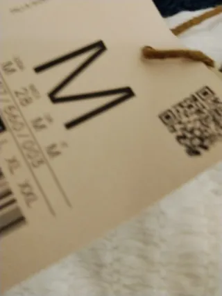 Falda corta blanca con etiqueta