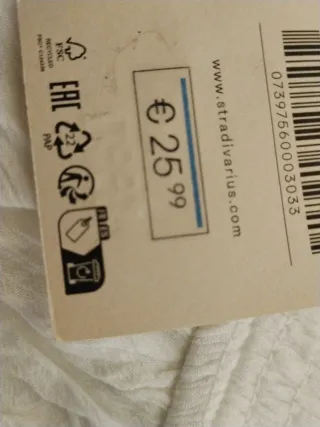 Falda corta blanca con etiqueta