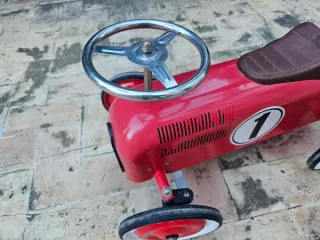 Coche de pedales rojo para niño
