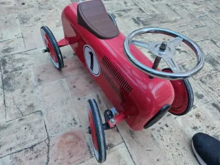 Coche de pedales rojo para niño